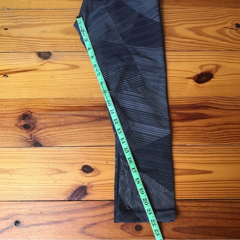 Lululemon Athletica Grey Navy Geometric Capris Leggings, EUC, 6 - Picture 12 of 14